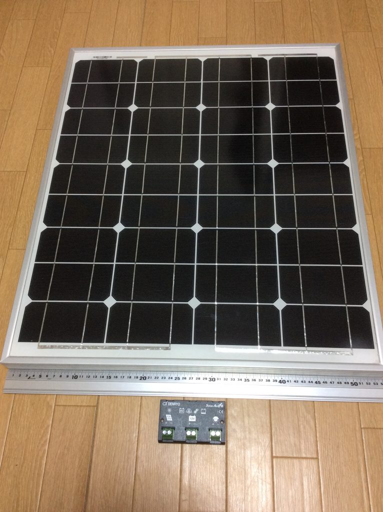 ソーラーパネルと太陽電池充放電コントローラー